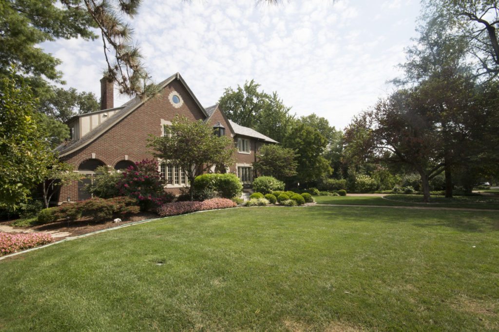 Gardening & Landscaping in St. Louis Maintenance And Shrub Cleanup