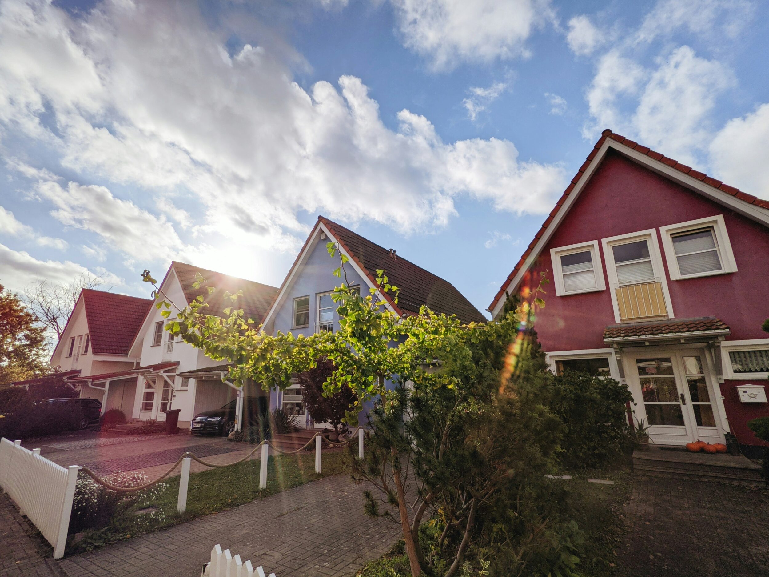 Exterior shot of a row of bungalow-style homes featuring natural materials. Image credit Paul Kapischka on Unsplash.