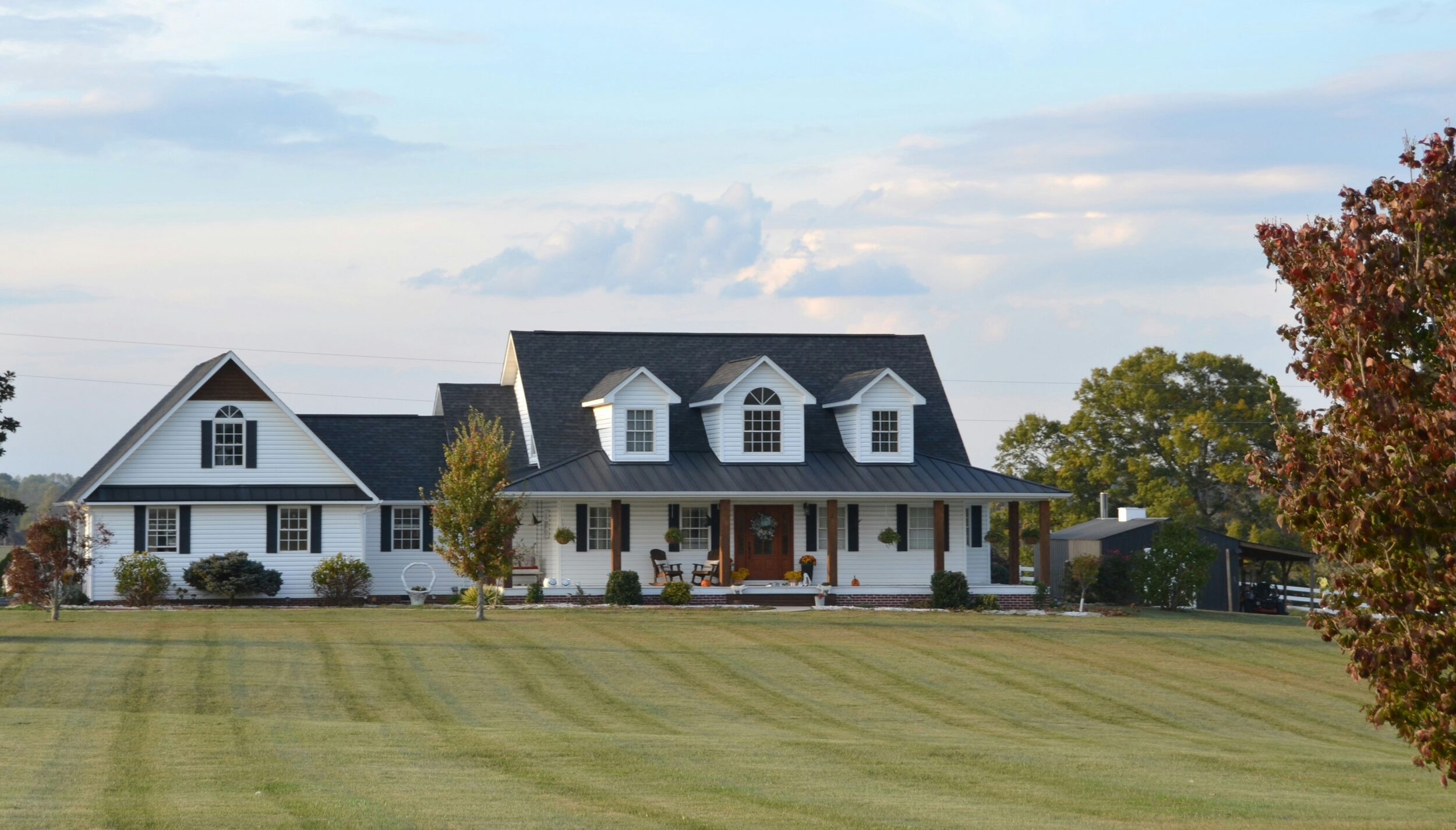 Exterior shot of a home in Modern Farmhouse Style. Image credit Roger Starnes Sr on Unsplash.